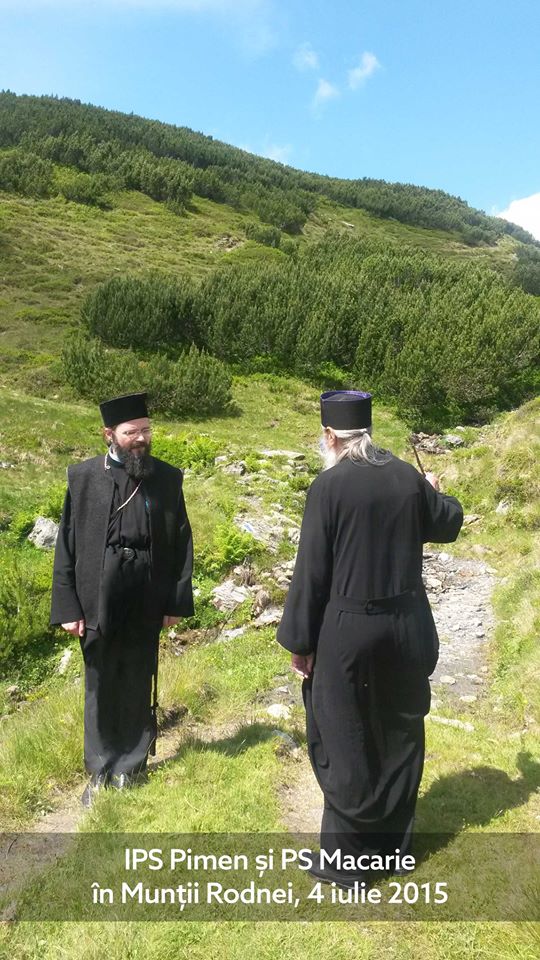 Foto: Episcopia Europei de Nord IPS Părinte Pimen, în Munții Rodnei la 86 de ani. PS Macarie: „Să mijlociți acolo, sus, și pentru noi!”