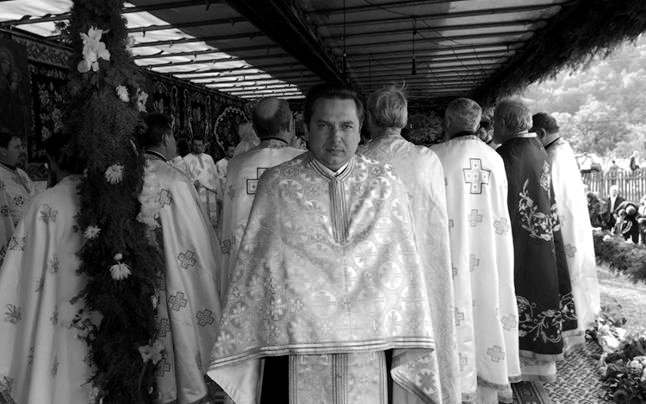 Părintele Nicolae Apetroae a fost înmormântat lângă ctitoria sa de la Parohia Bradu
