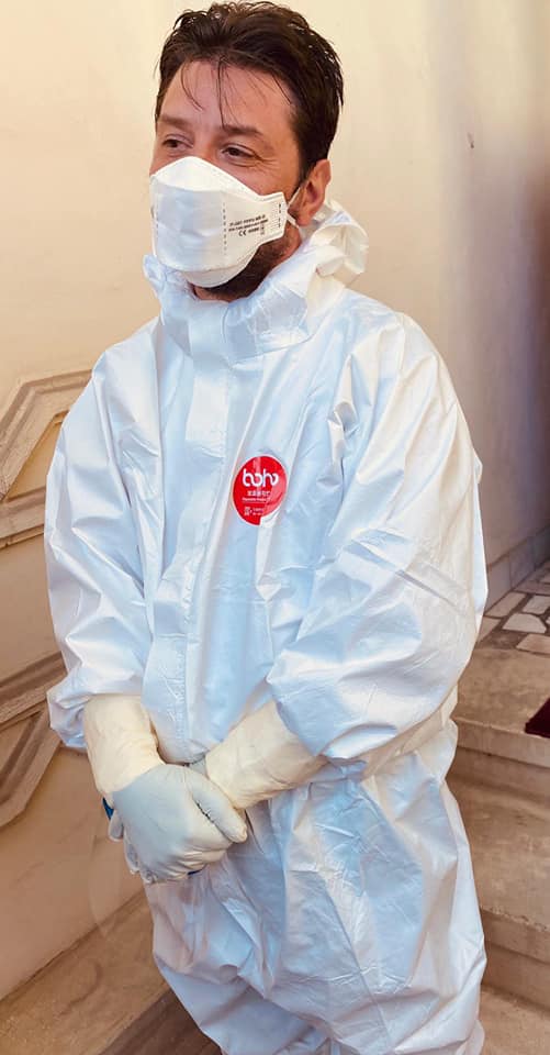 Jertfă pentru ierarhul lor: cine sunt bărbații îmbrăcați în combinezoane care l-au purtat pe IPS Părinte Pimen?