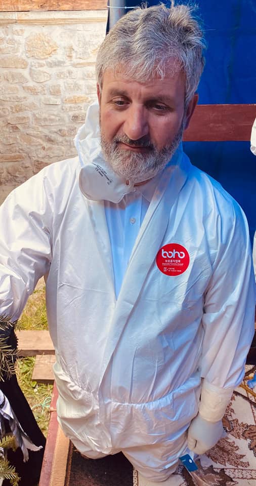 Jertfă pentru ierarhul lor: cine sunt bărbații îmbrăcați în combinezoane care l-au purtat pe IPS Părinte Pimen?