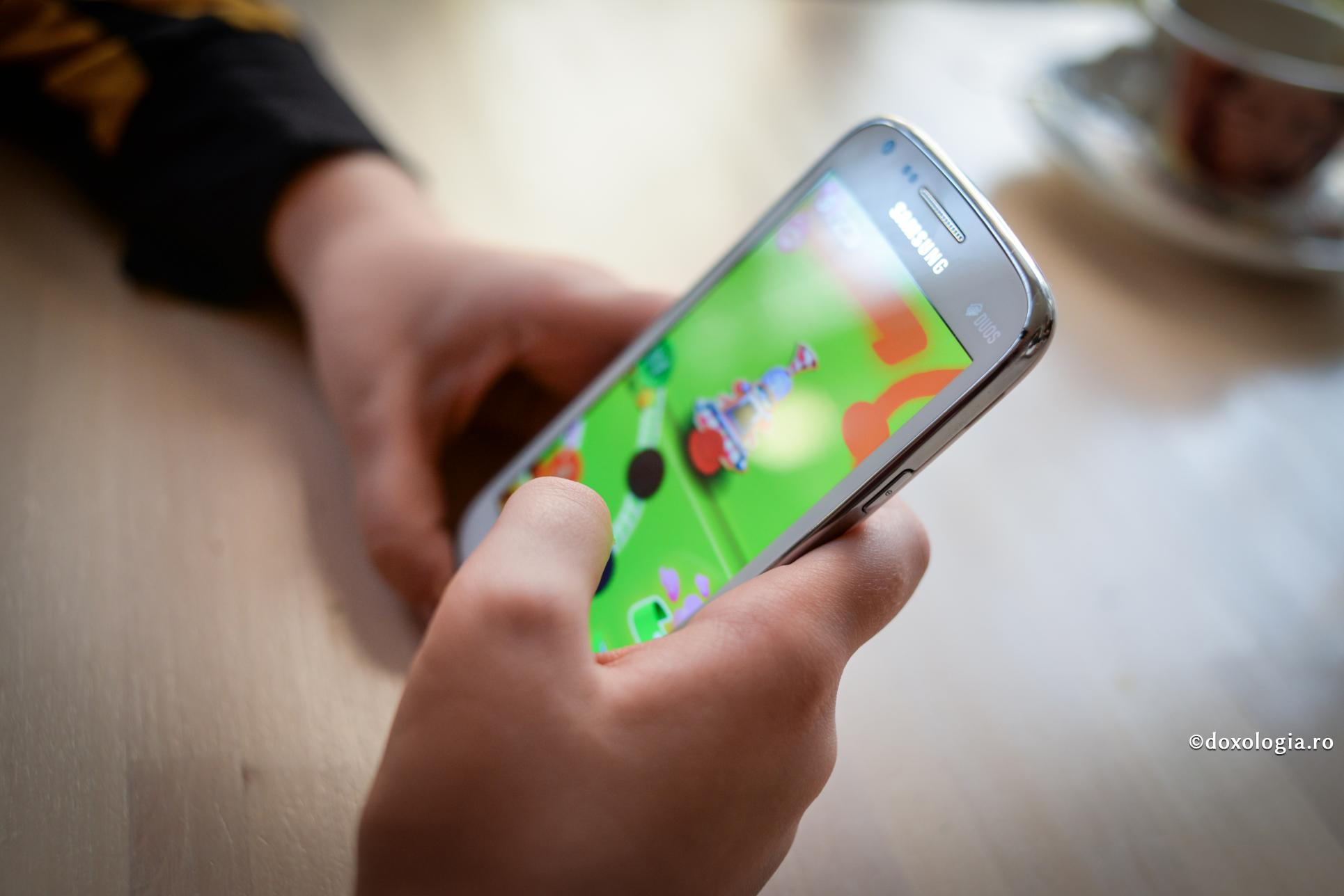 (Video) Copilul meu nu mă ascultă, nu vrea să facă teme și stă toată ziua pe jocuri. Ce să fac?