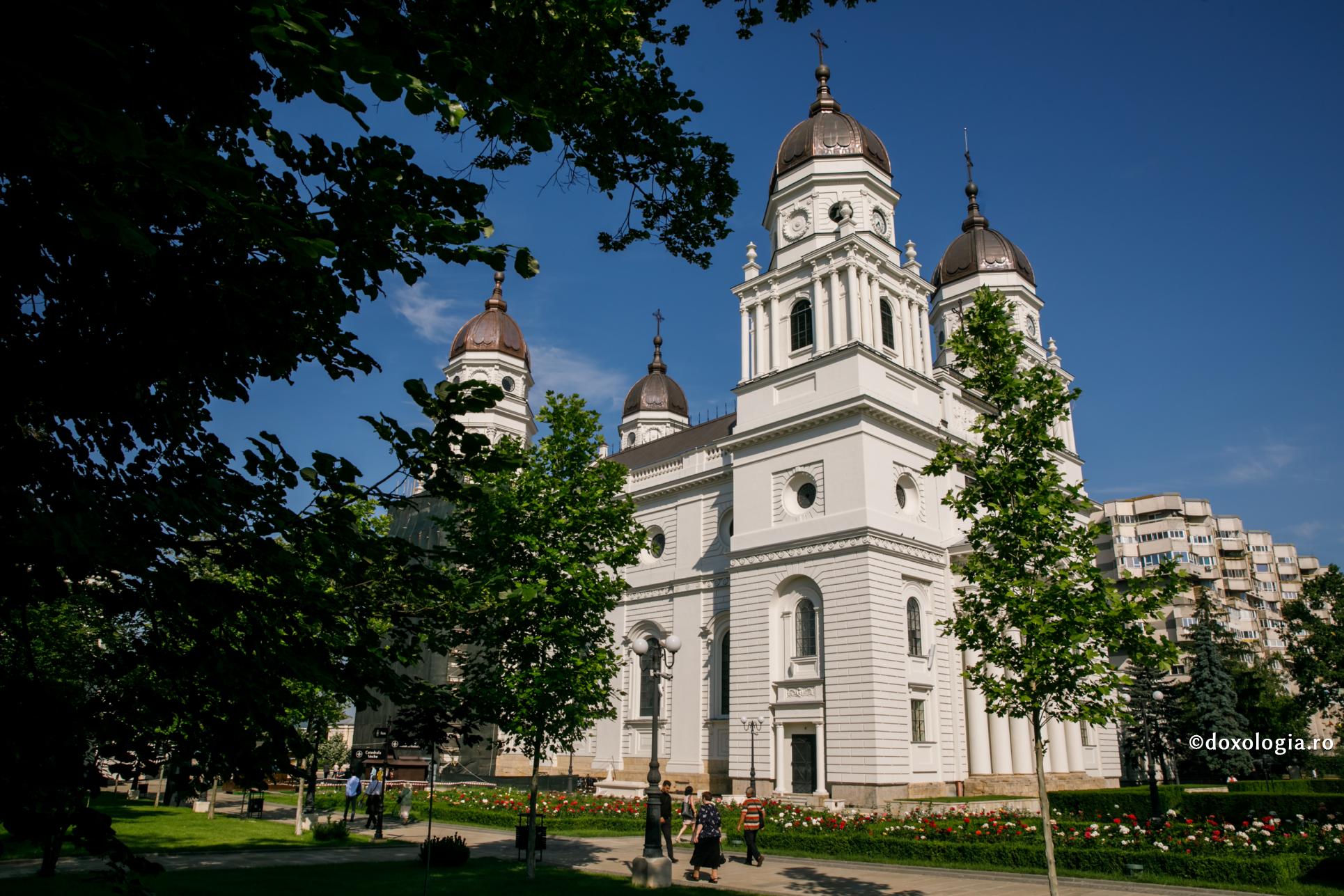 Slujbele vor fi oficiate în aer liber - Recomandările INSP după încetarea stării de urgenţă