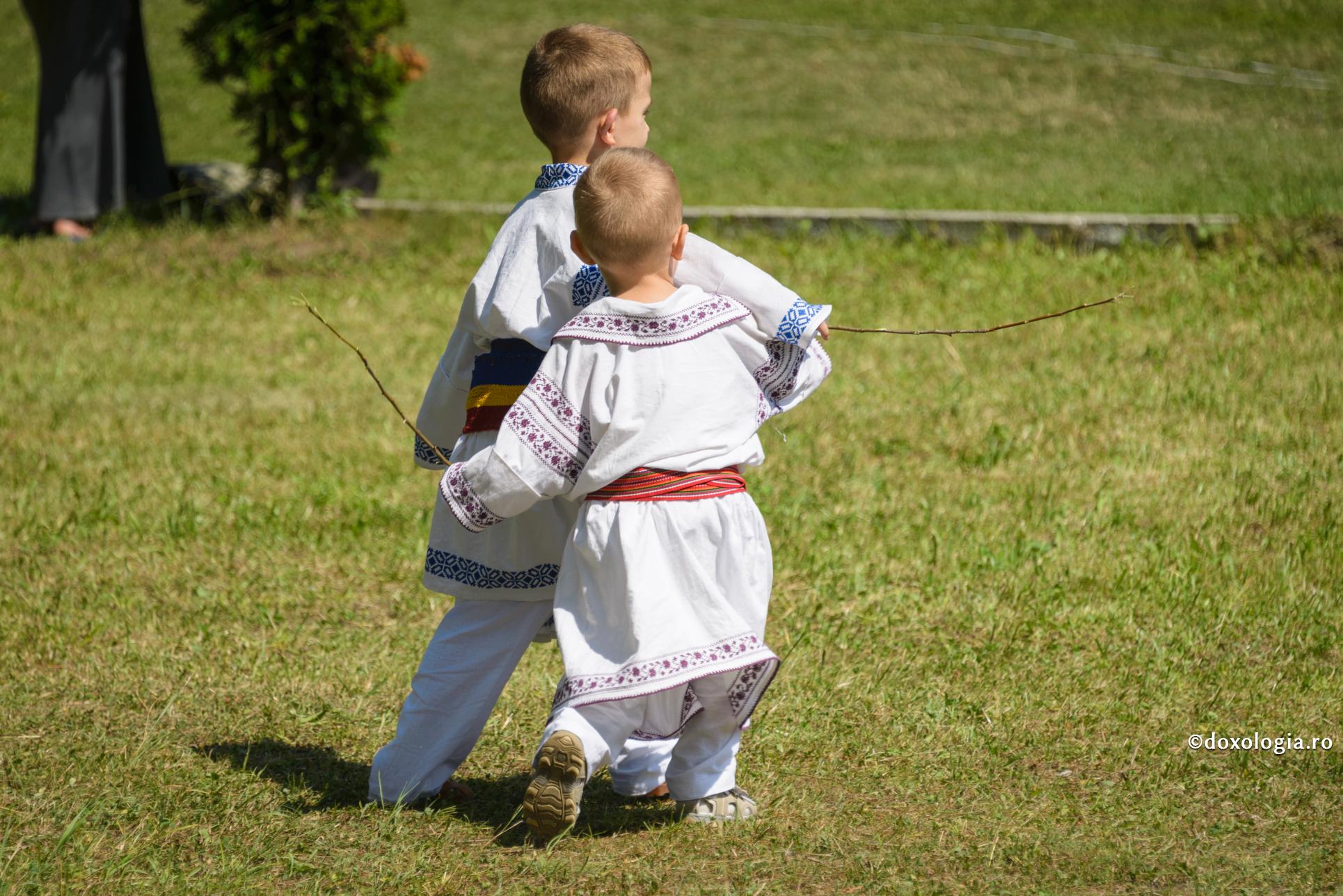 (Video) Efrem, 5 ani: Cum să fac să nu o mai lovesc pe mama când sunt furios?