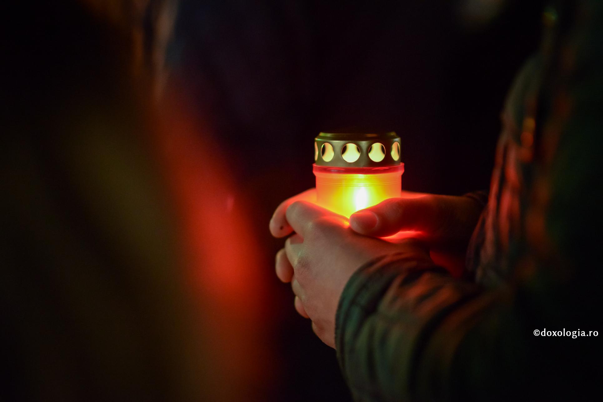 În loc să alungaţi întunericul, mai bine deschideţi mâinile către braţele lui Hristos