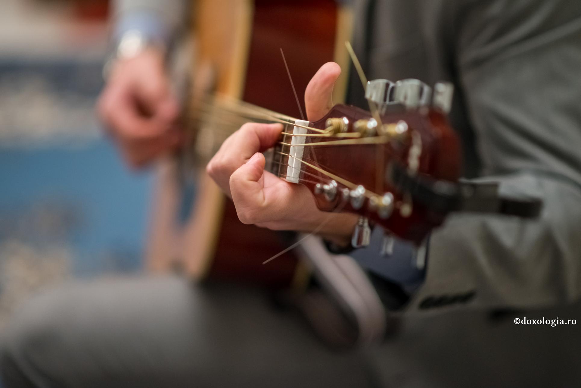 Pilda cântărețului la chitară