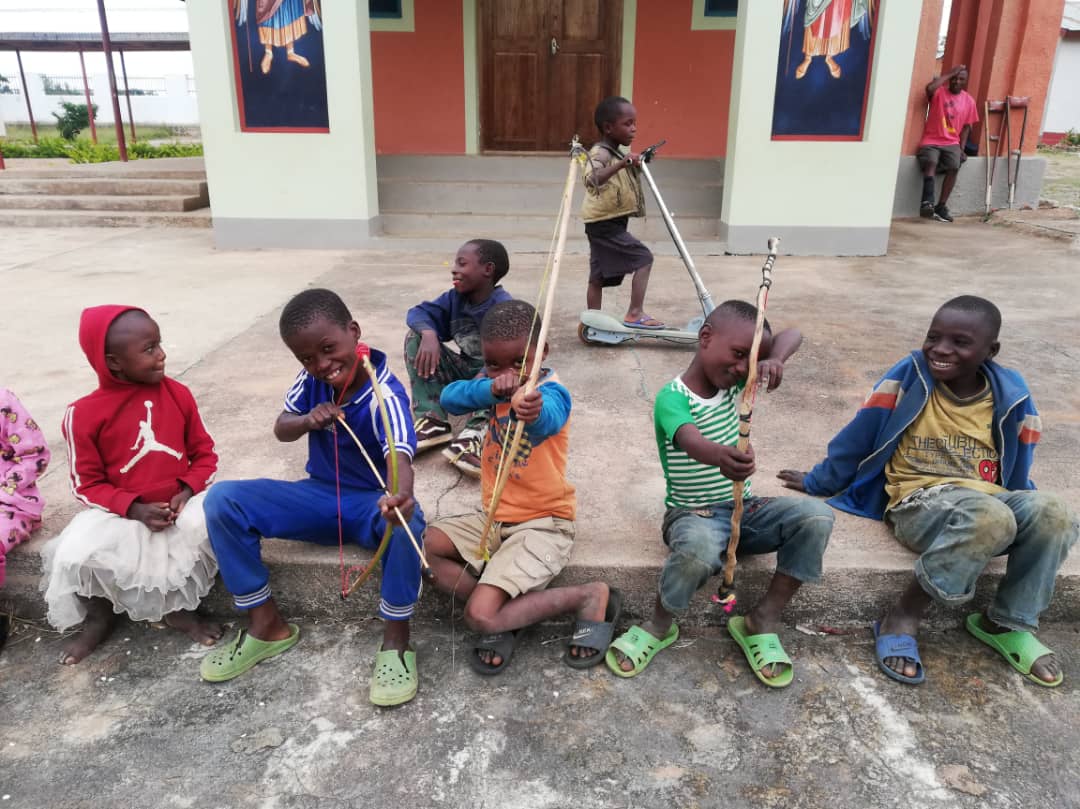Copiii fără jucării. Sau cum arată copilăria în Tanzania