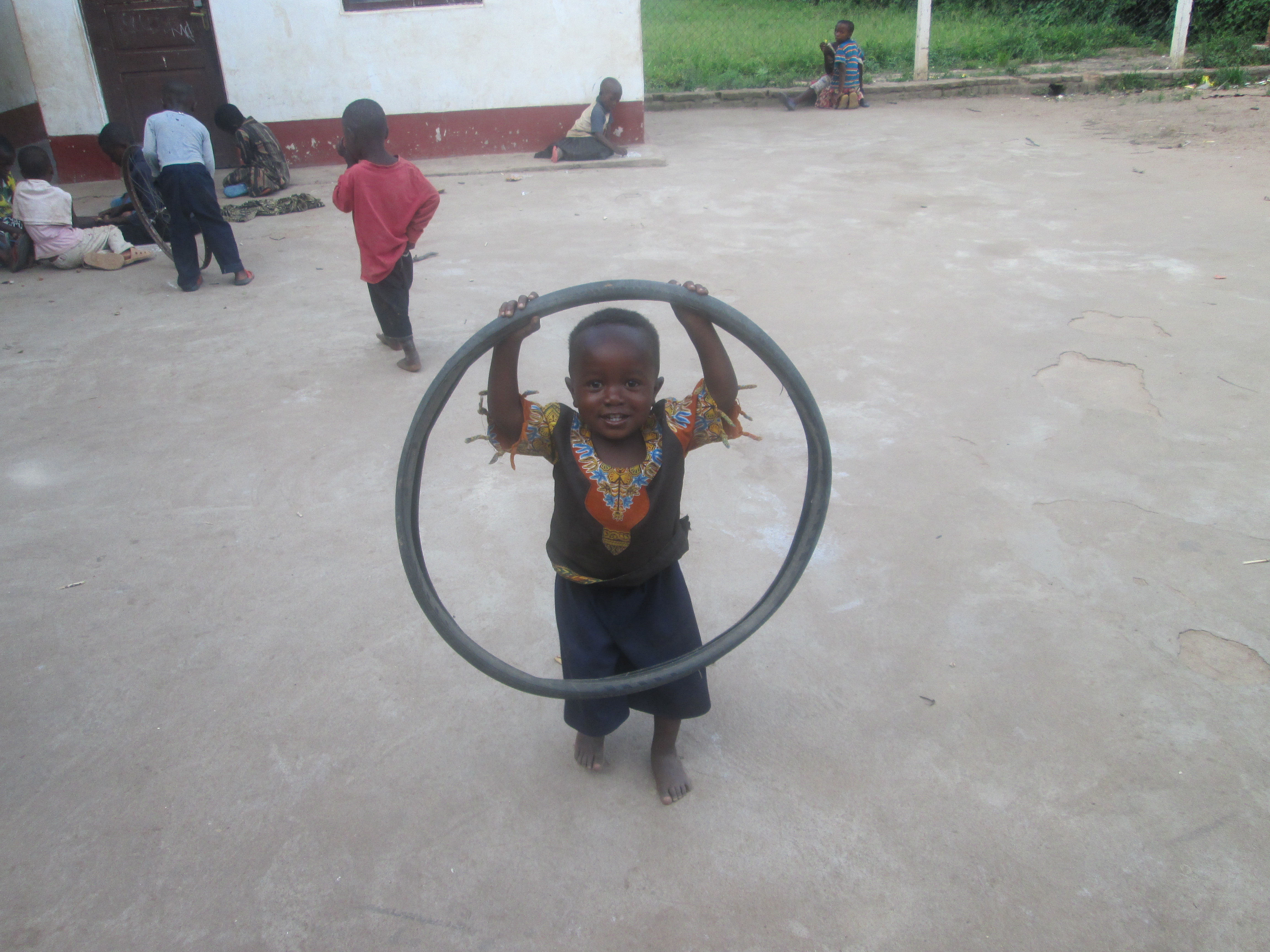 Copiii fără jucării. Sau cum arată copilăria în Tanzania