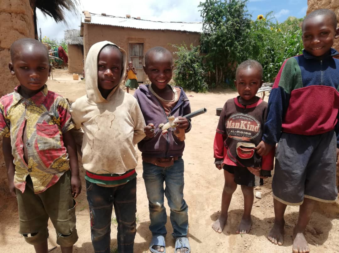 Copiii fără jucării. Sau cum arată copilăria în Tanzania