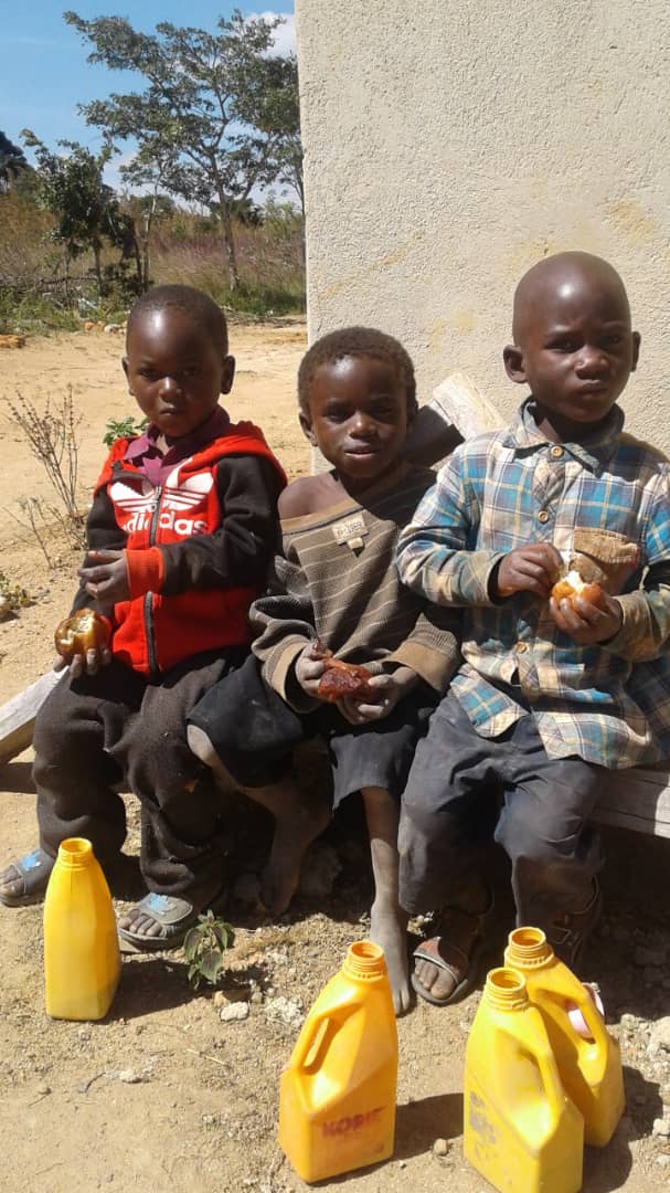 Copiii fără jucării. Sau cum arată copilăria în Tanzania