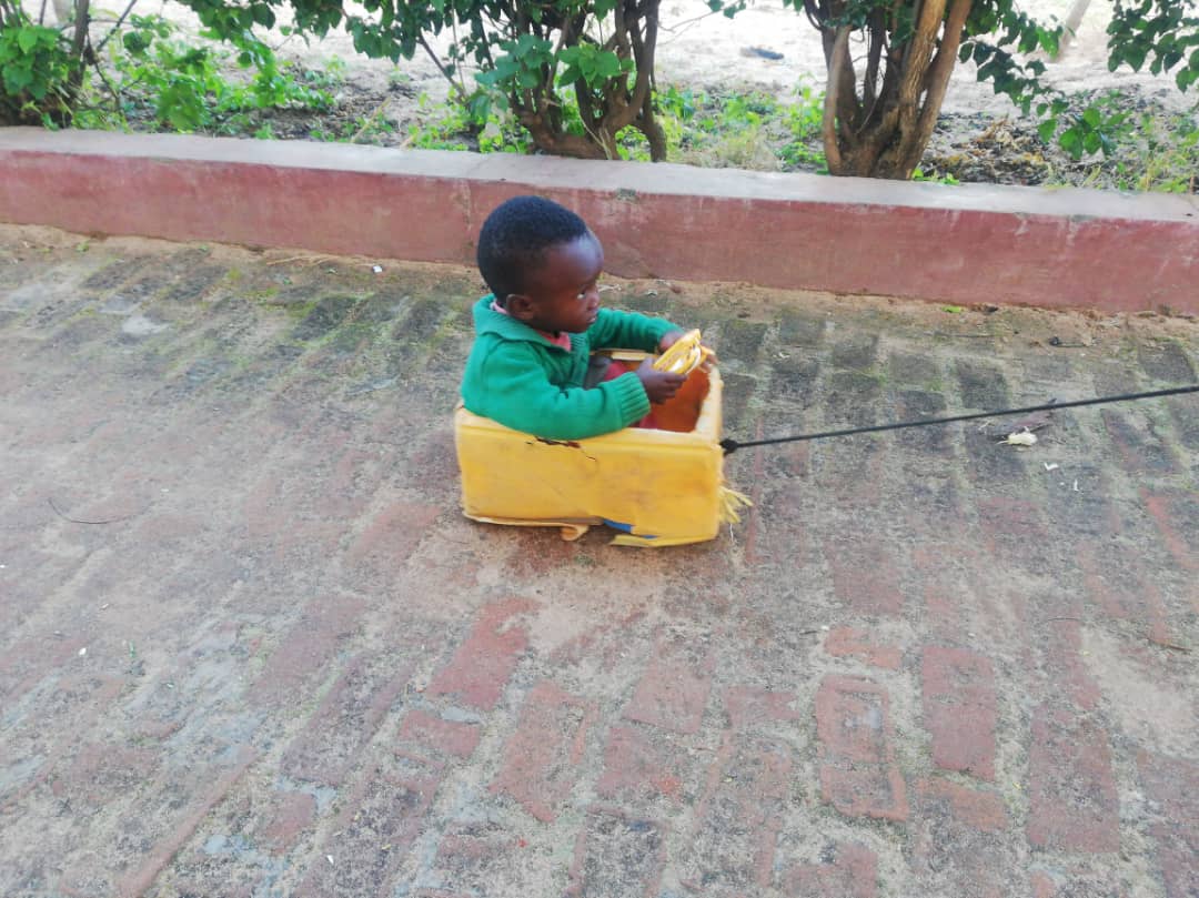 Copiii fără jucării. Sau cum arată copilăria în Tanzania