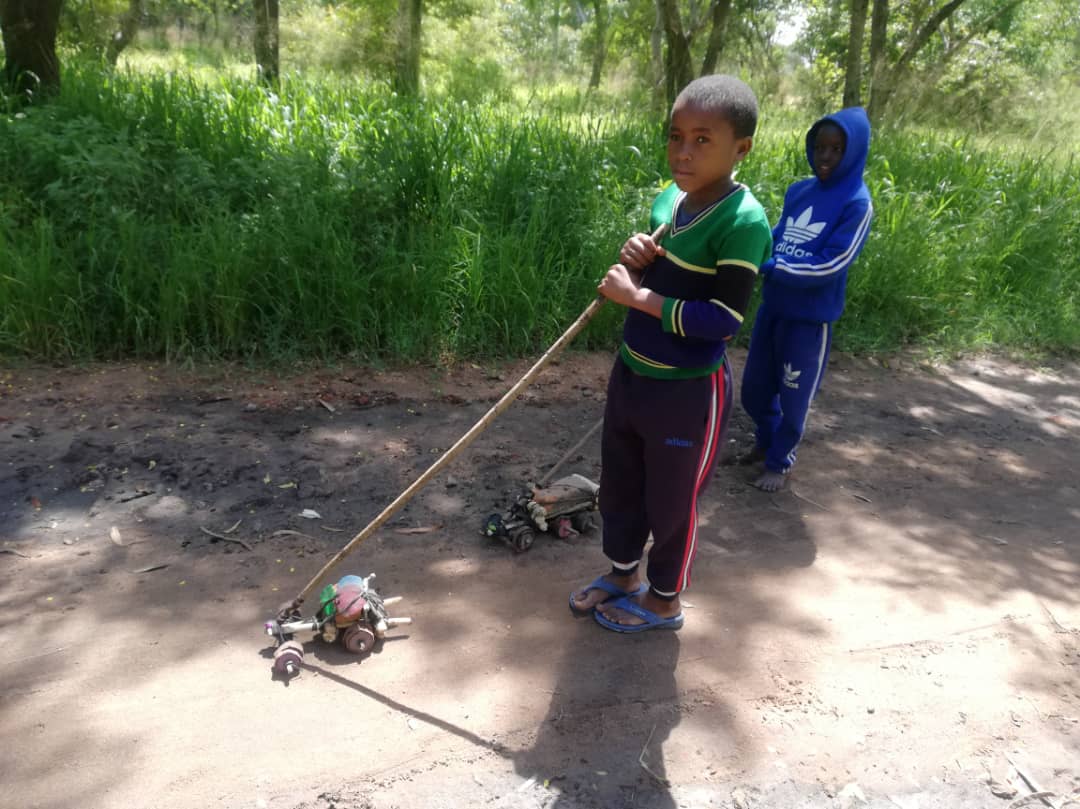 Copiii fără jucării. Sau cum arată copilăria în Tanzania