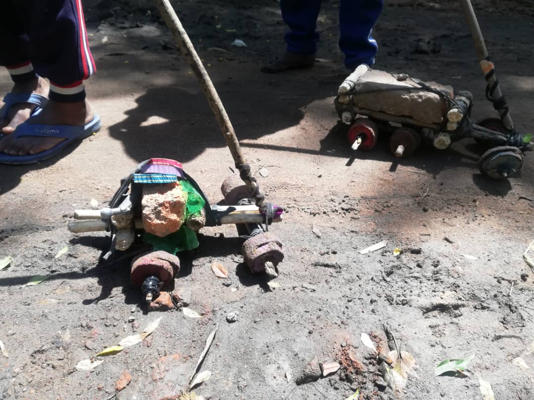 Copiii fără jucării. Sau cum arată copilăria în Tanzania