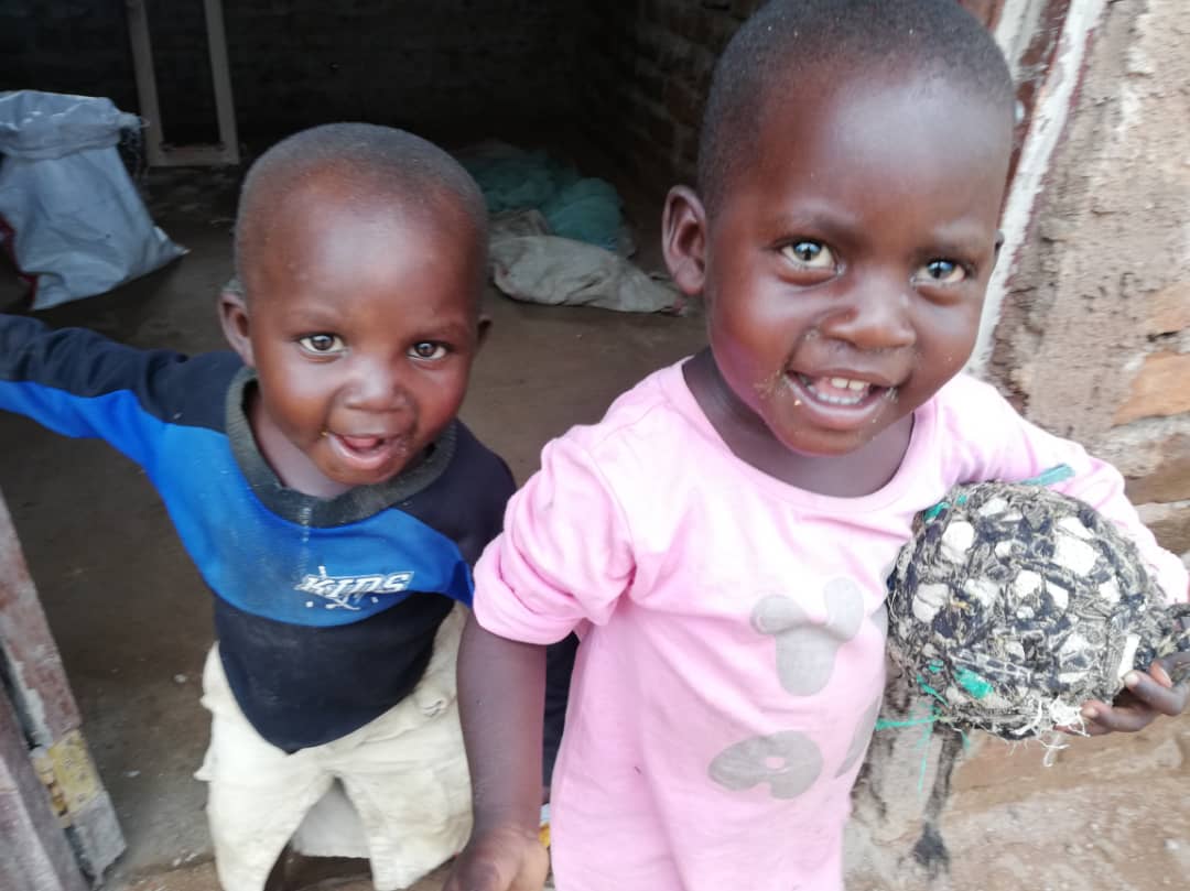 Copiii fără jucării. Sau cum arată copilăria în Tanzania