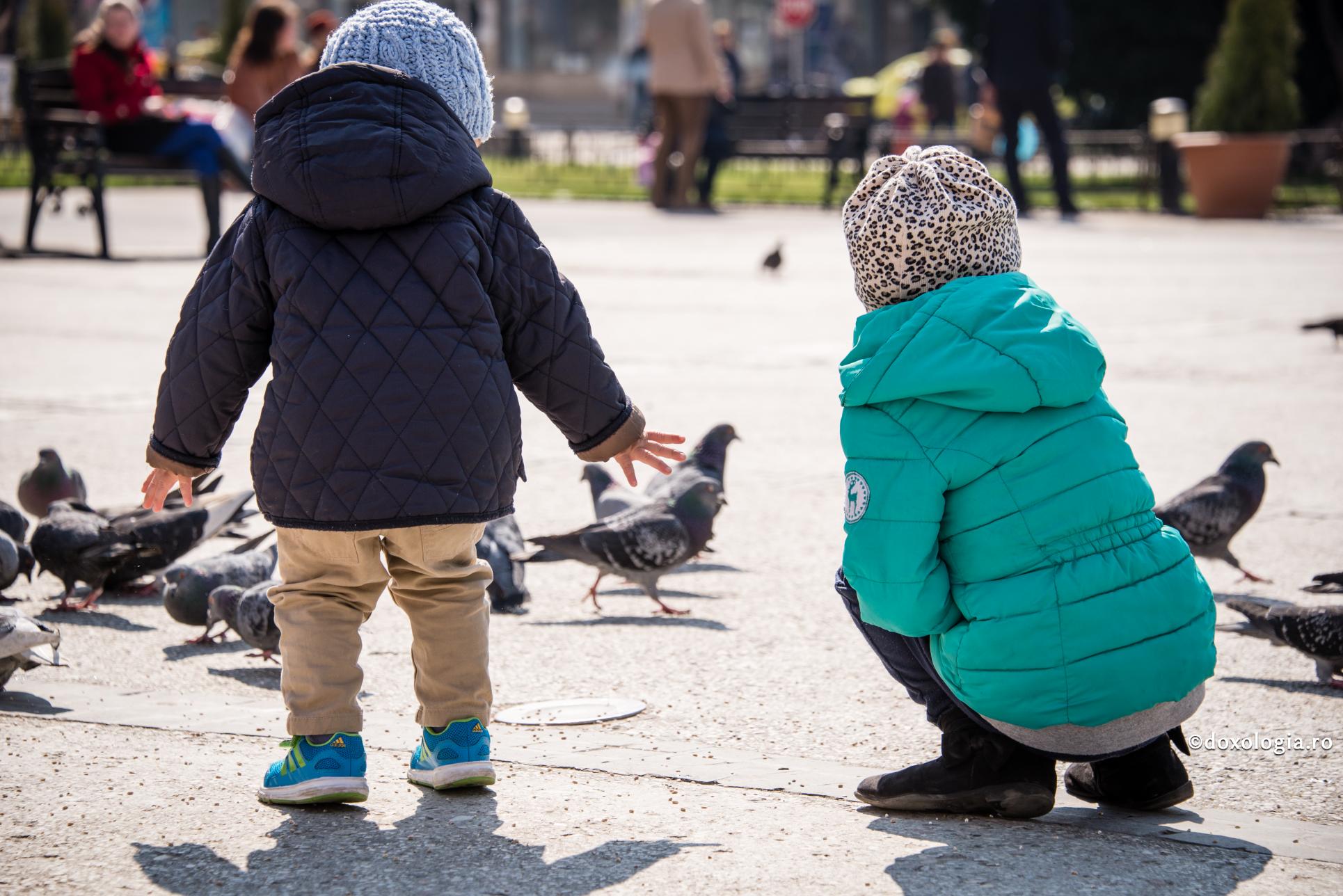 Să nu-i lăudați peste măsură pe copiii voștri! / Foto: Oana Nechifor copii jucându-se cu porumbeii