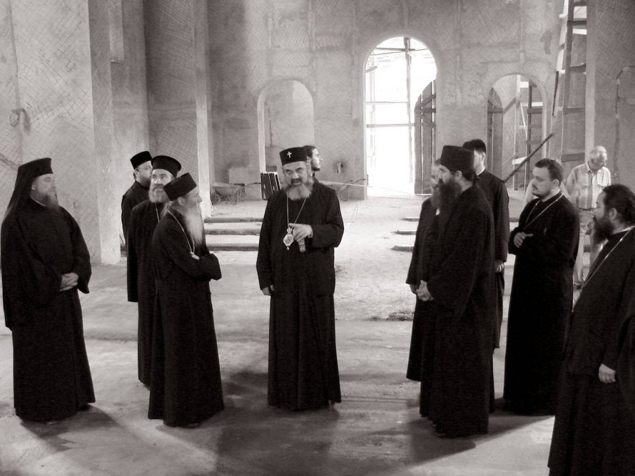 IPS Pimen alături de Mitropolitul Daniel, actualul Patriarh al României, și de alți clerici / Foto: Arhiepiscopia Sucevei și Rădăuților „Am iubit să fiu ascultător” – interviu cu IPS Părinte Pimen la împlinirea vârstei de 90 de ani