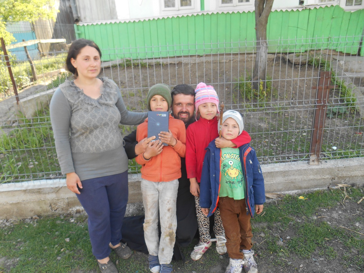 Parohia botoșăneană Chișcăreni a donat tablete, materiale sanitare și alimente Parohia botoșăneană Chișcăreni a donat tablete, materiale sanitare și alimente