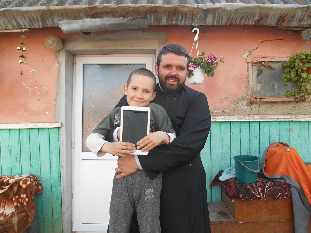 Parohia botoșăneană Chișcăreni a donat tablete, materiale sanitare și alimente Parohia botoșăneană Chișcăreni a donat tablete, materiale sanitare și alimente