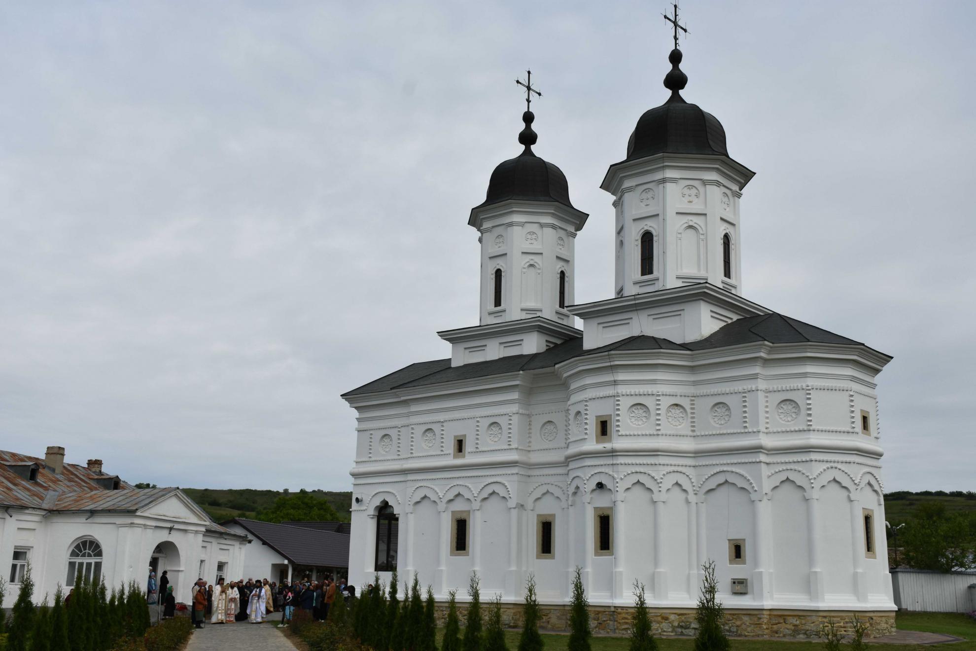 Liturghie arhierească la Mănăstirea Fâstâci din judeţul Vaslui