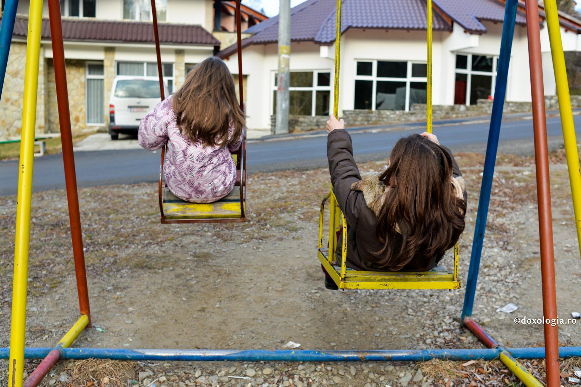 (Video) Am două fete care se ceartă mai tot timpul. Ce pot să fac ca să le împac?
