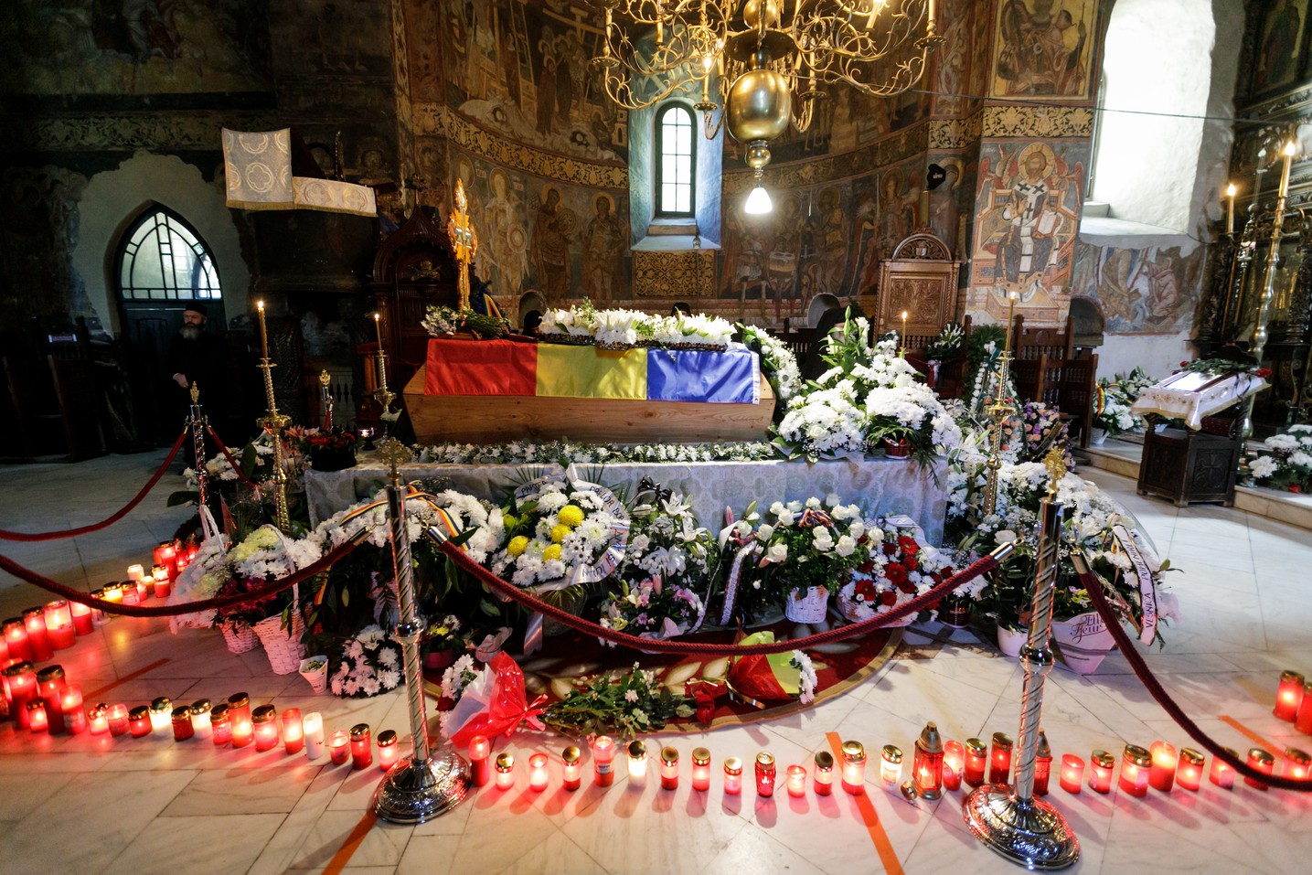 Ierarh înmormântat în vremea pandemiei. Cronică de la fața locului