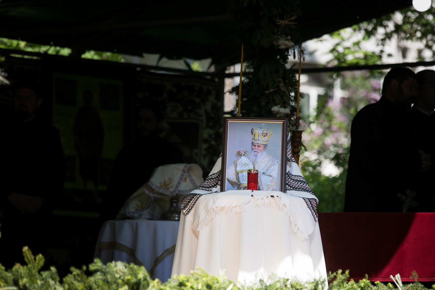 Ierarh înmormântat în vremea pandemiei. Cronică de la fața locului