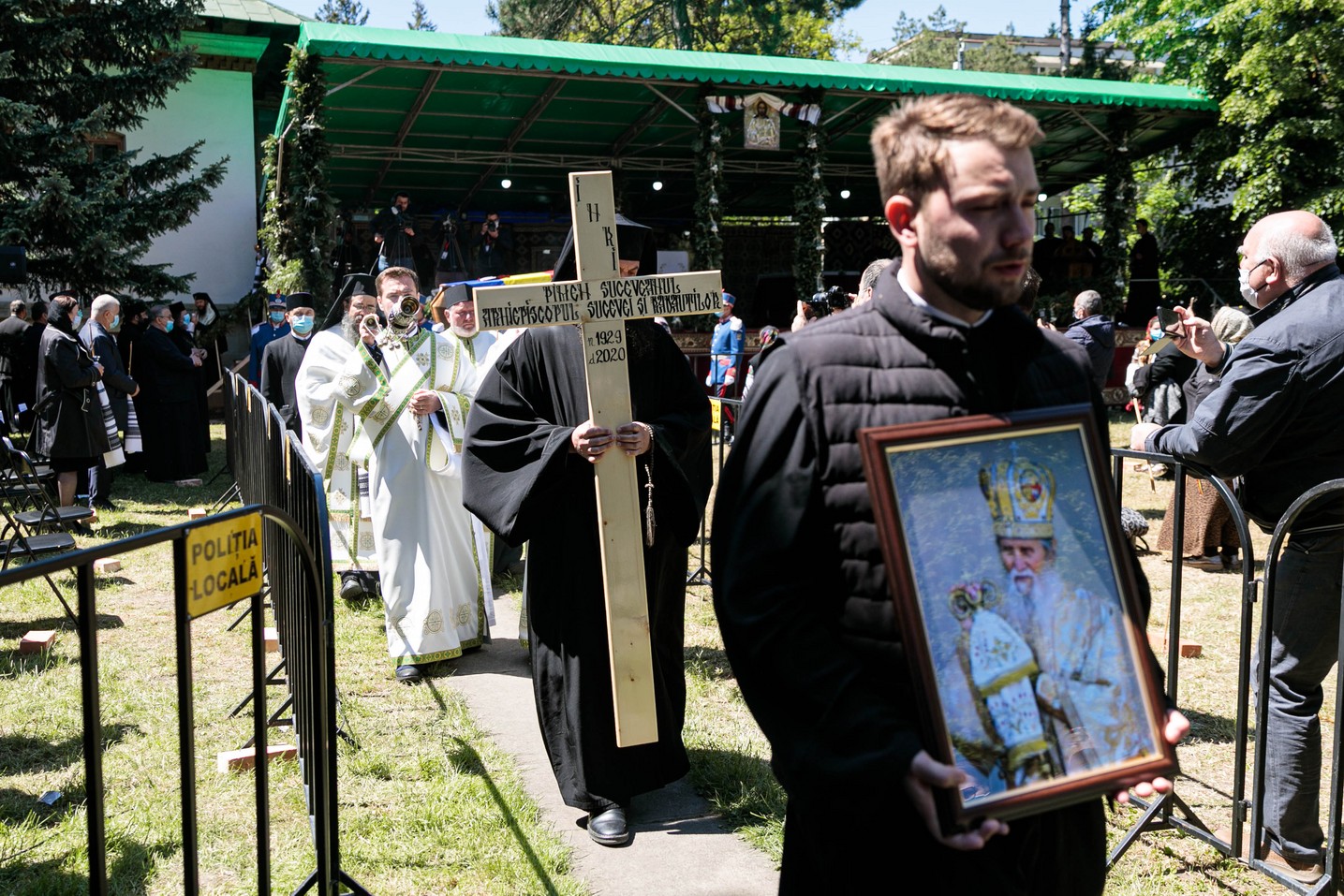 Ierarh înmormântat în vremea pandemiei. Cronică de la fața locului