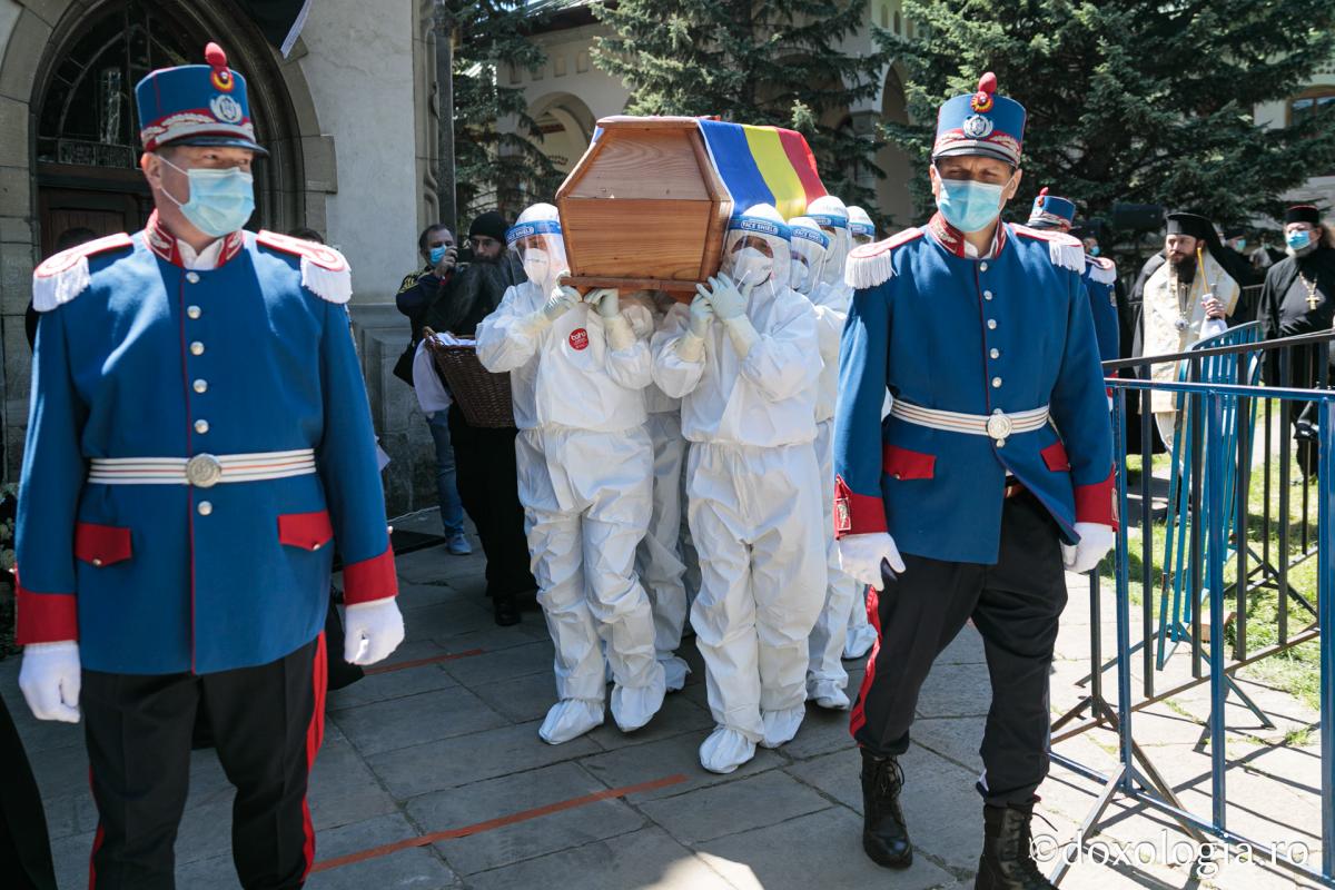 Jertfă pentru ierarhul lor: cine sunt bărbații îmbrăcați în combinezoane care l-au purtat pe IPS Părinte Pimen?