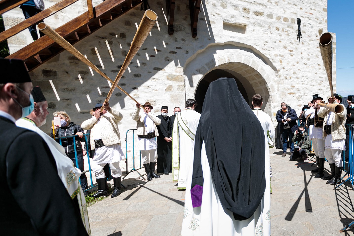 Ierarh înmormântat în vremea pandemiei. Cronică de la fața locului