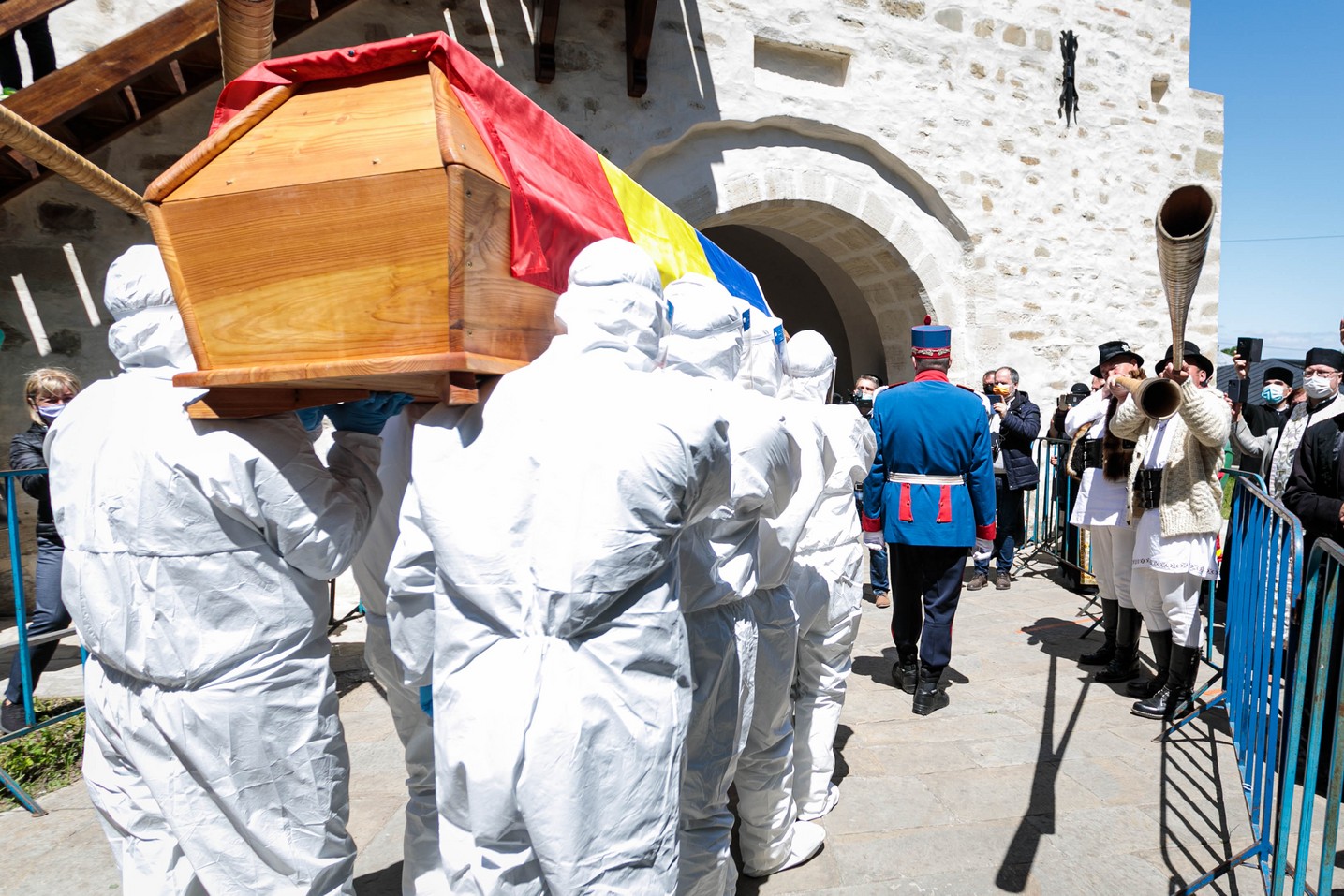 Ierarh înmormântat în vremea pandemiei. Cronică de la fața locului