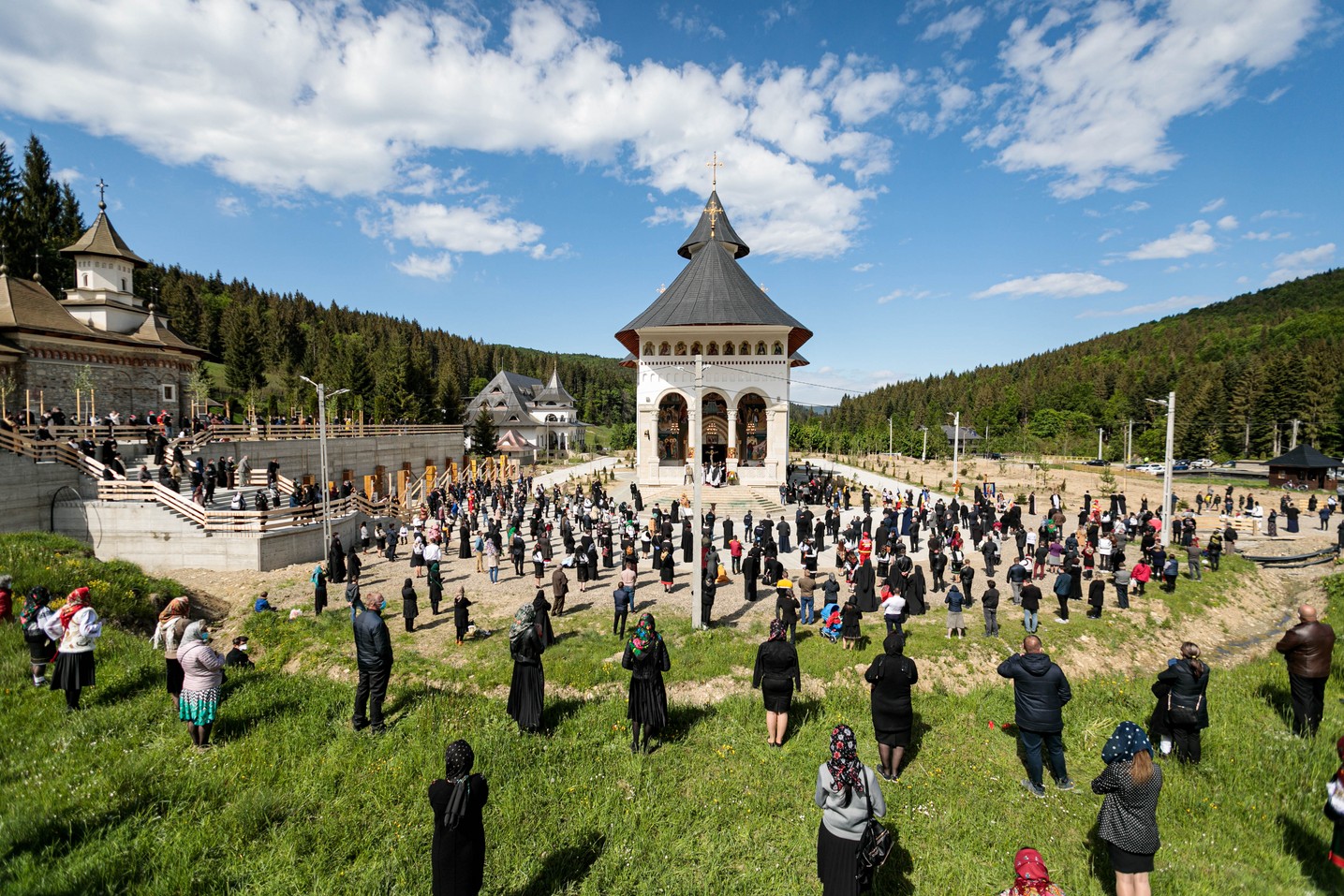 Ierarh înmormântat în vremea pandemiei. Cronică de la fața locului