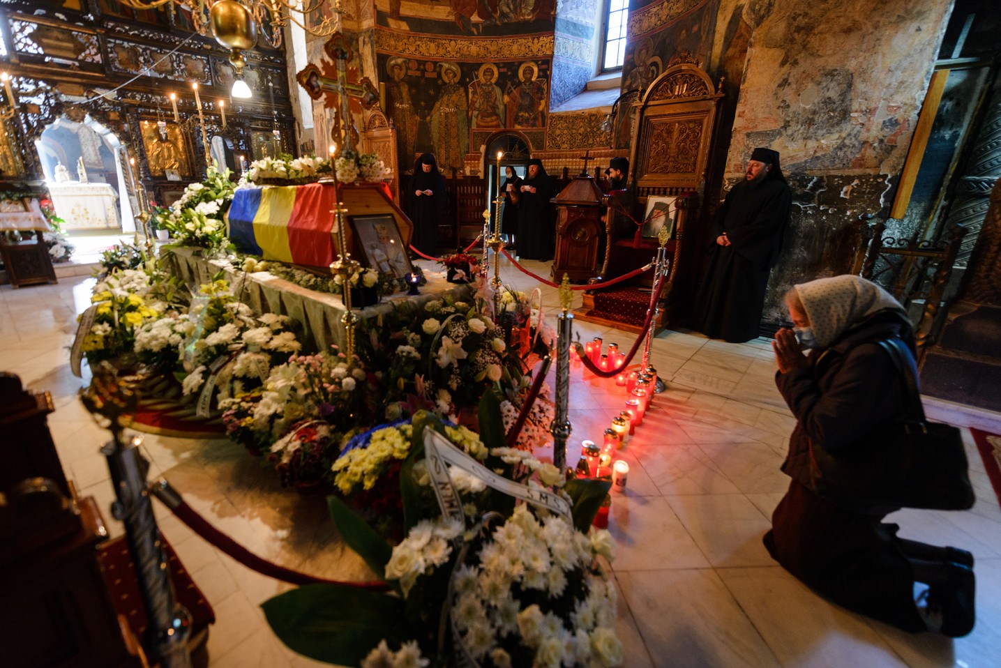 Ierarh înmormântat în vremea pandemiei. Cronică de la fața locului