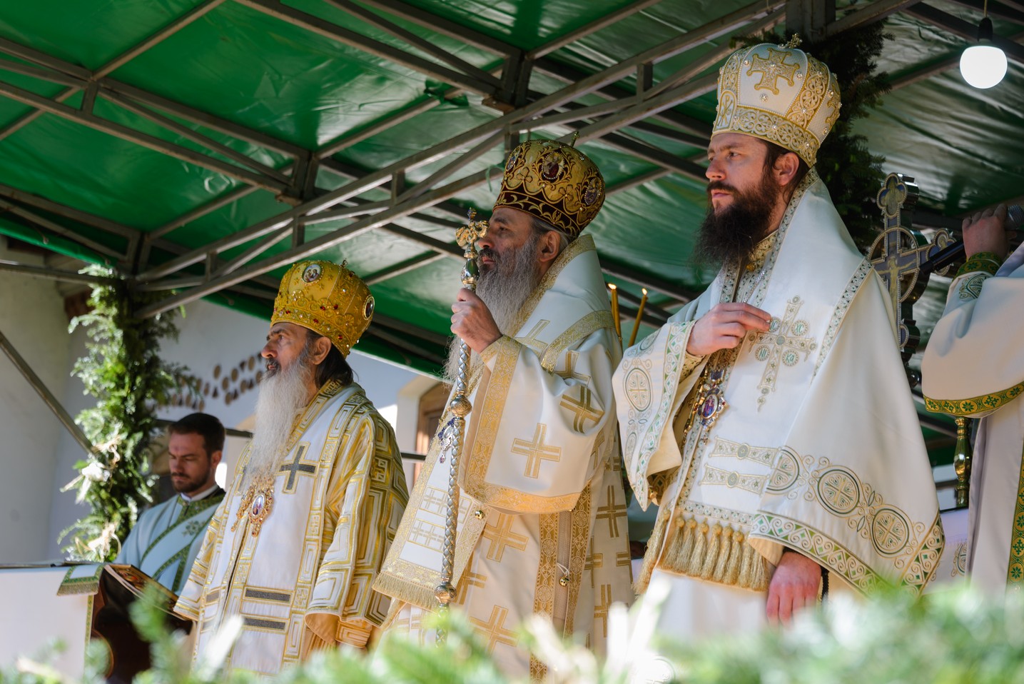 Ierarh înmormântat în vremea pandemiei. Cronică de la fața locului