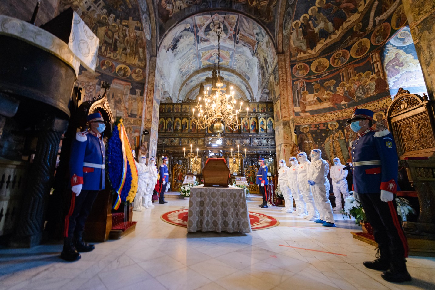 Ierarh înmormântat în vremea pandemiei. Cronică de la fața locului