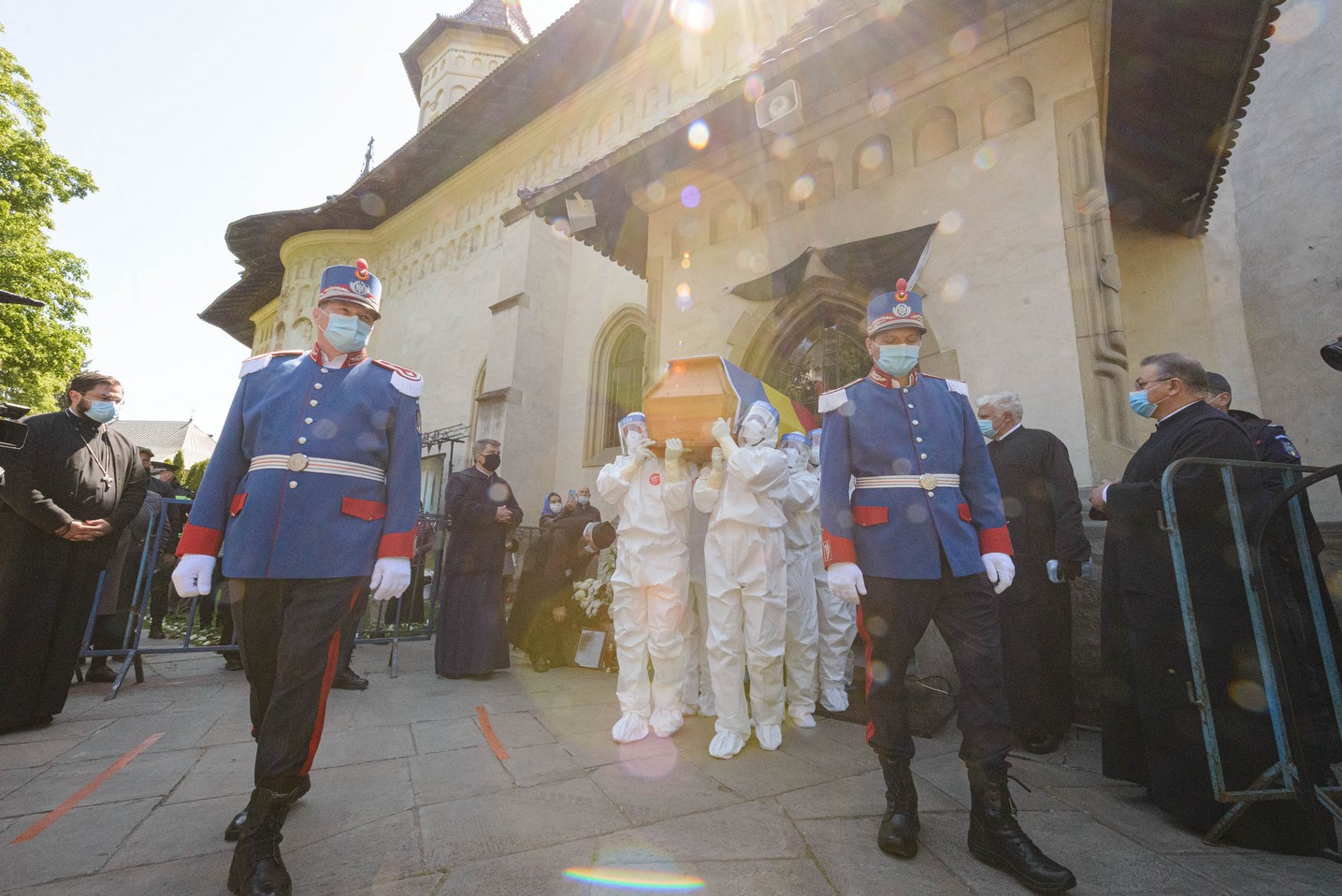 Ierarh înmormântat în vremea pandemiei. Cronică de la fața locului