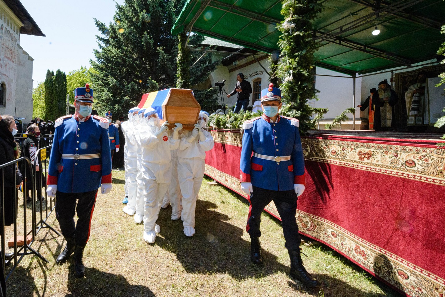 Ierarh înmormântat în vremea pandemiei. Cronică de la fața locului