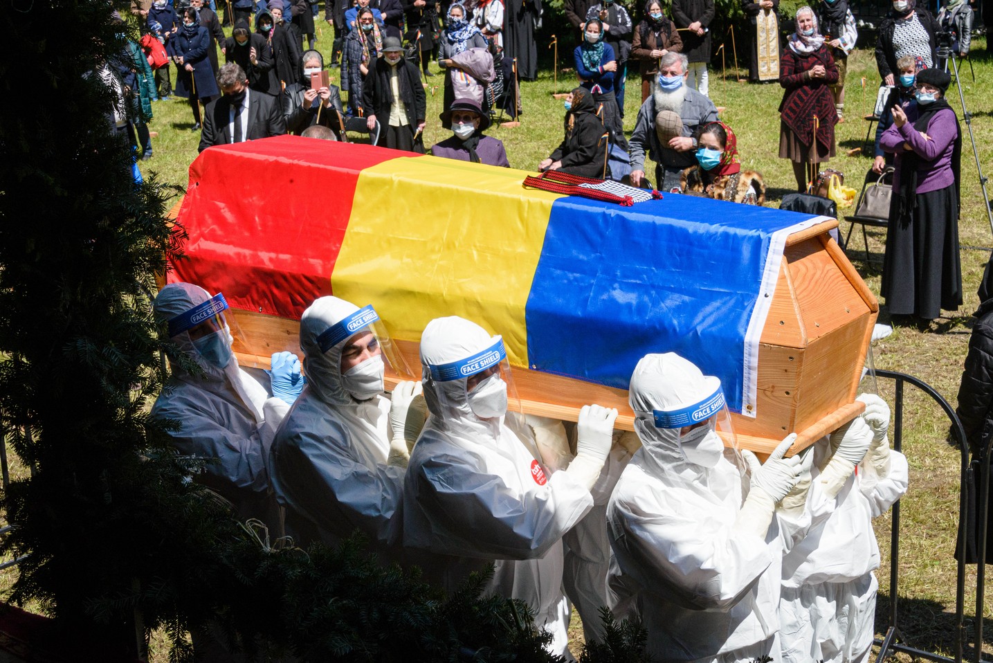 Ierarh înmormântat în vremea pandemiei. Cronică de la fața locului