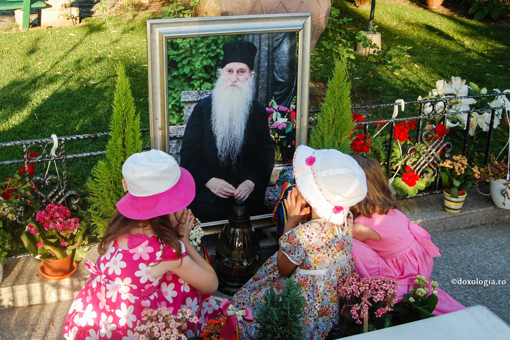 fetițe privind imaginea părintelui Arsenie Papacioc