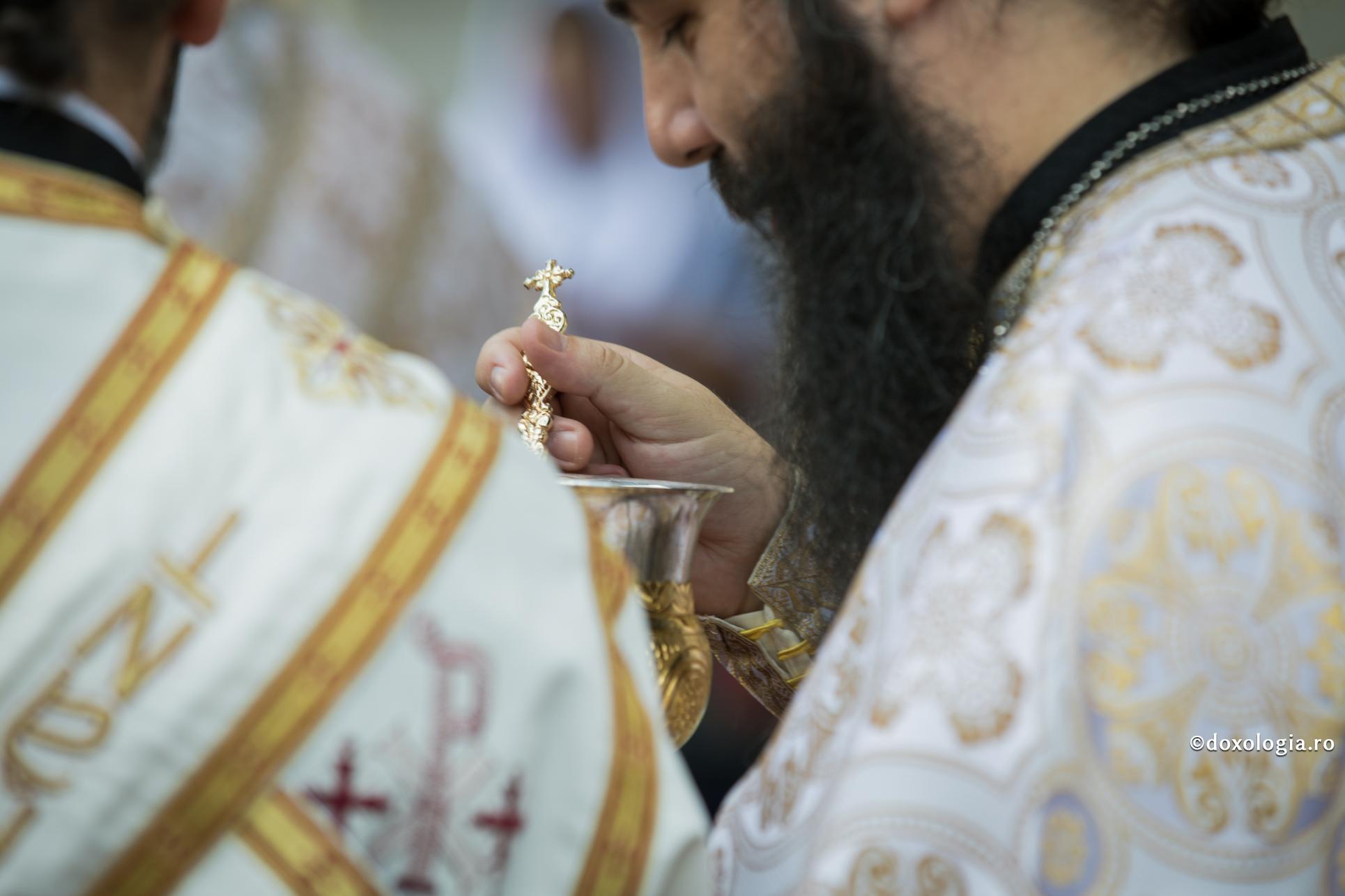 Sfântul Nicolae Planas și împărtășirea leprosului / Foto: Oana Nechifor preot cu Sfântul Potir în mână