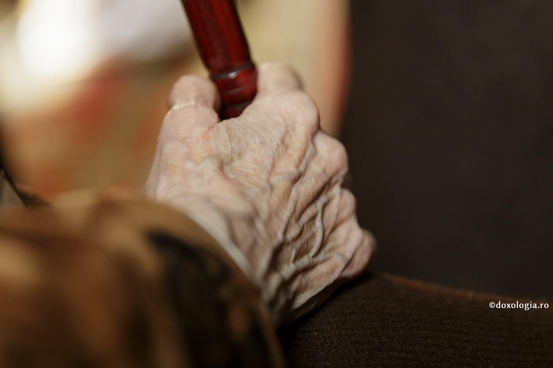 mână de bătrân