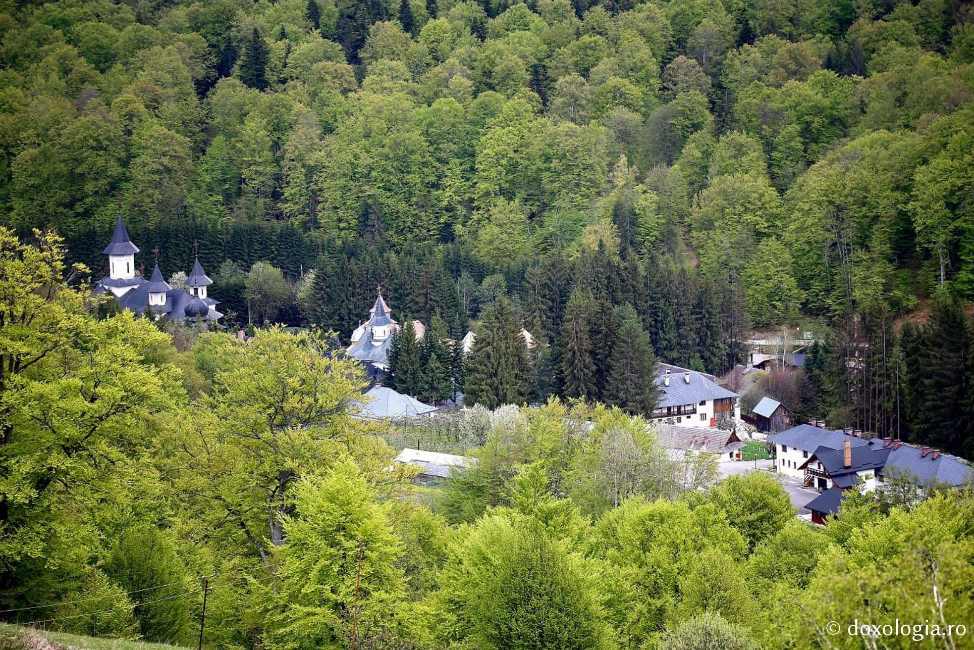 (Foto) Mănăstirea Sihăstria – o oază de liniște în mijlocul naturii