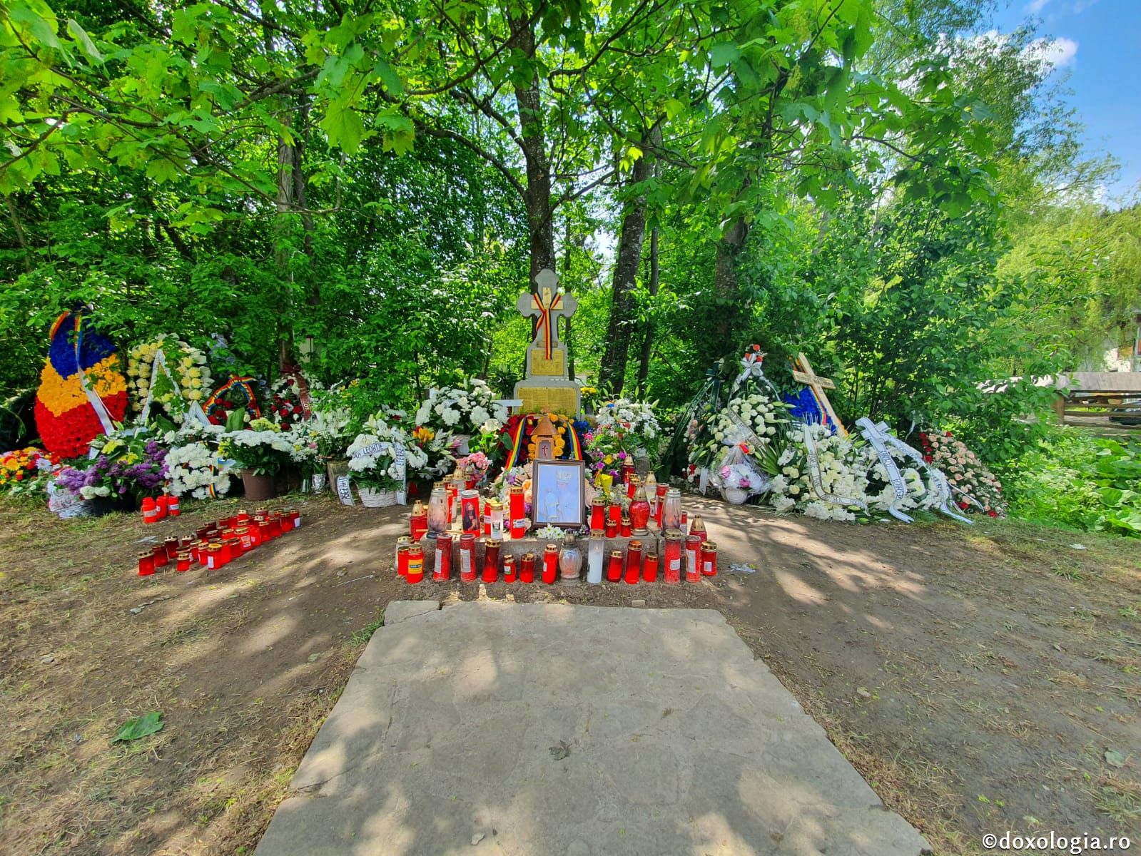 (Foto) Mormântul IPS Părinte Pimen – Altar de flori și lumânări aprinse (25 mai 2020)