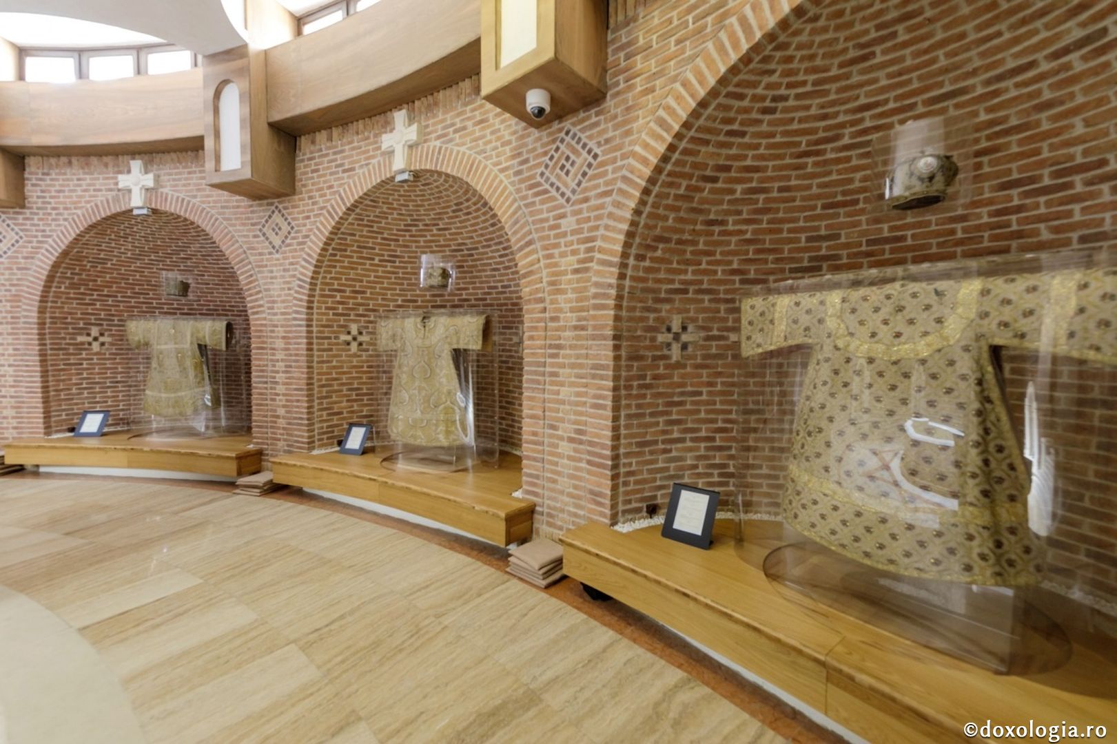 Exponatul lunii mai: Colecția de sacosuri a Muzeului Mitropolitan din Iași