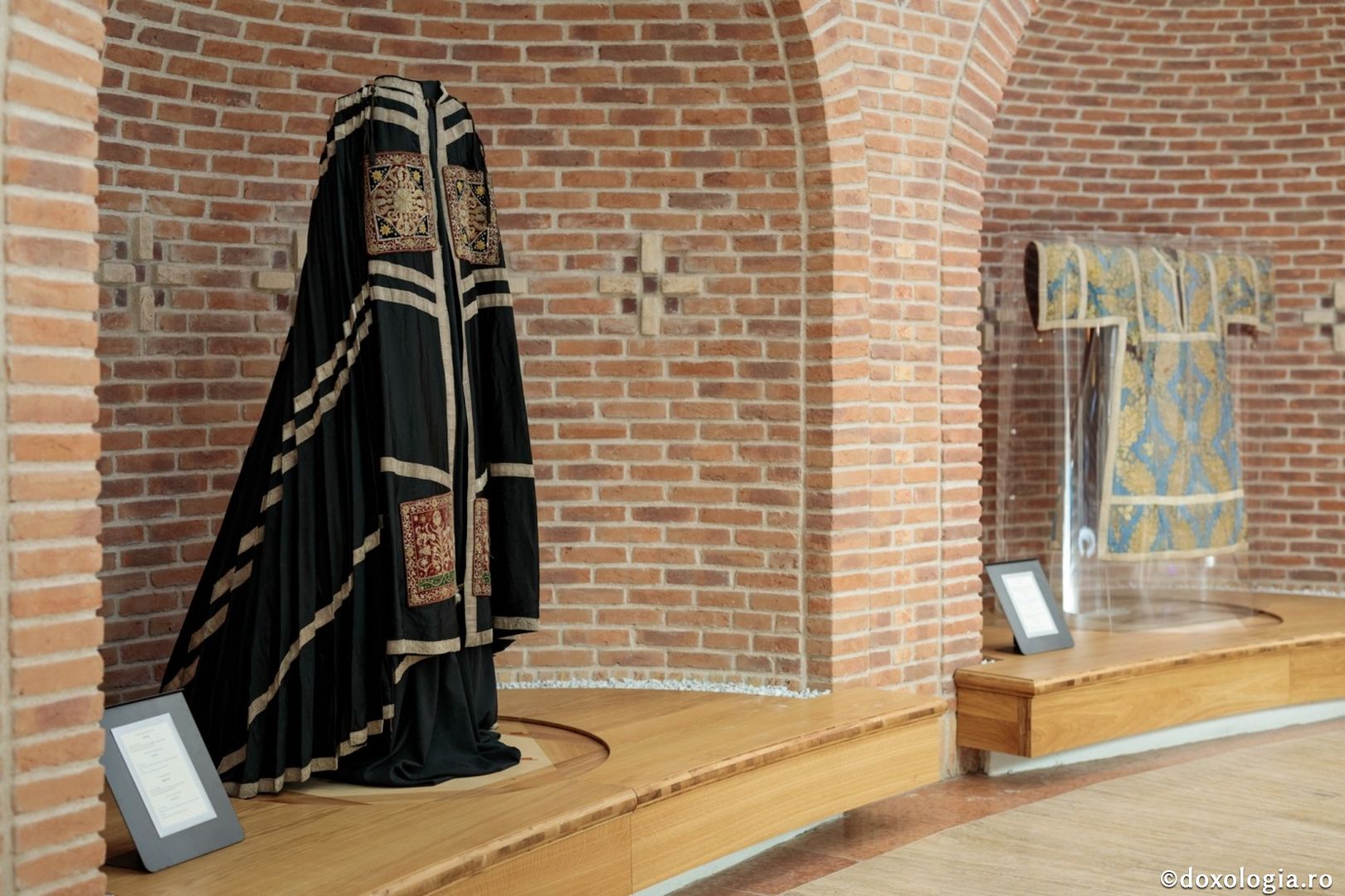 Exponatul lunii mai: Colecția de sacosuri a Muzeului Mitropolitan din Iași