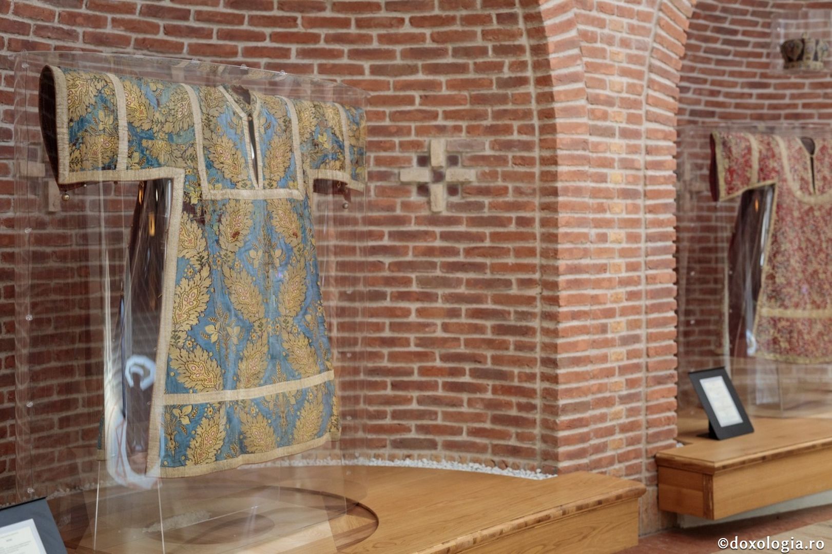 Exponatul lunii mai: Colecția de sacosuri a Muzeului Mitropolitan din Iași