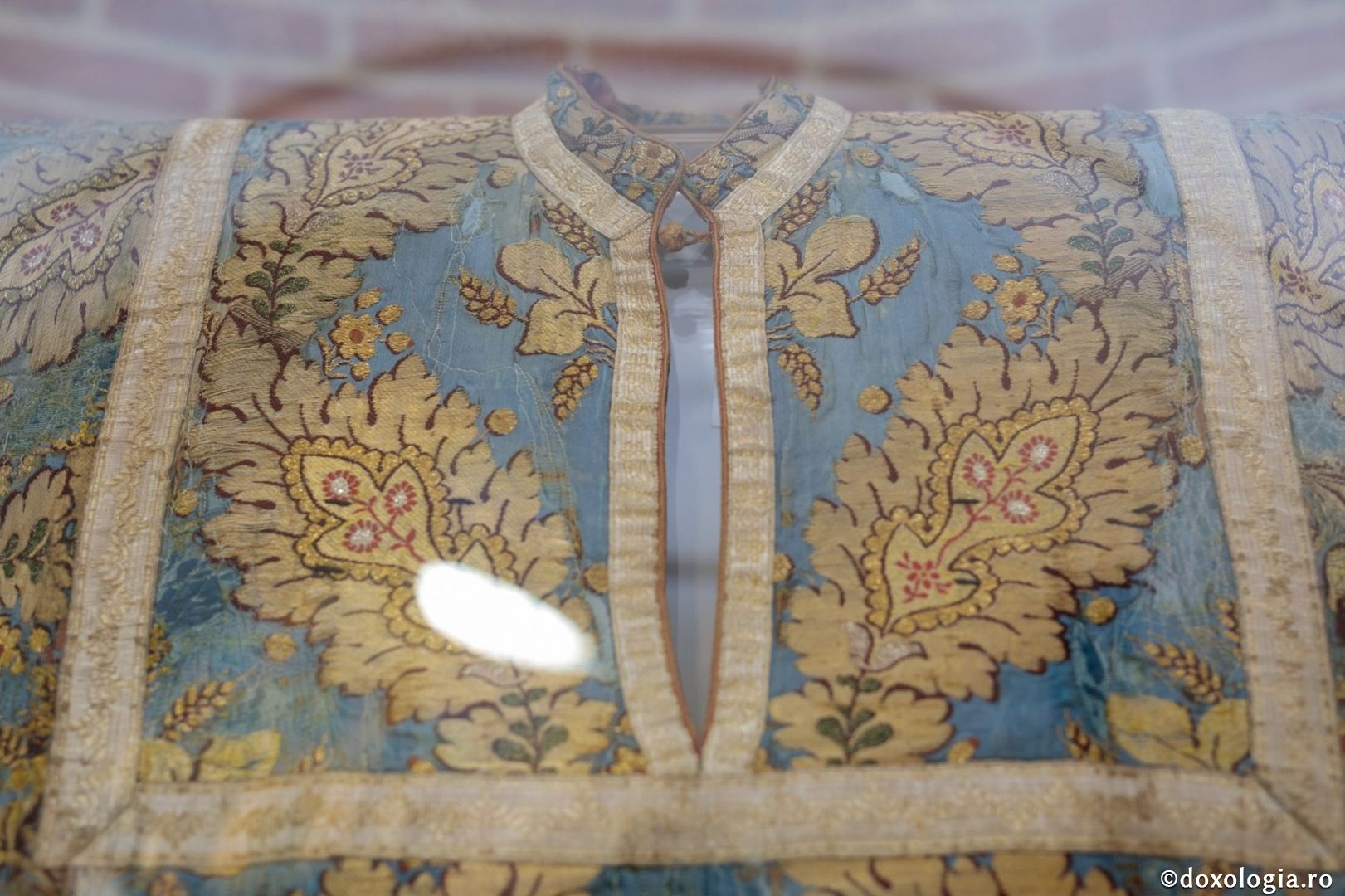 Exponatul lunii mai: Colecția de sacosuri a Muzeului Mitropolitan din Iași