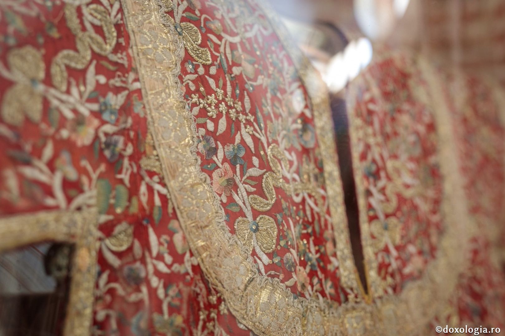 Exponatul lunii mai: Colecția de sacosuri a Muzeului Mitropolitan din Iași