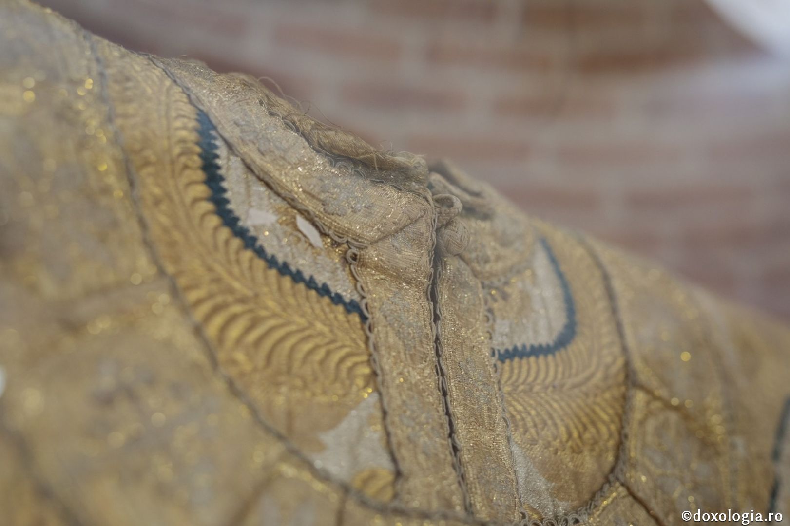 Exponatul lunii mai: Colecția de sacosuri a Muzeului Mitropolitan din Iași