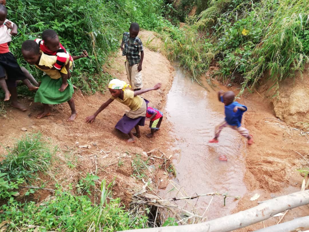 Puntea către cătunul Kinyamlewa – o cale de acces către o viață mai ușoară