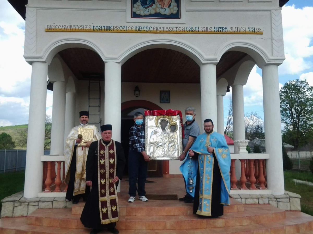 Procesiune cu icoana făcătoare de minuni a Maicii Domnului de la Trifeşti