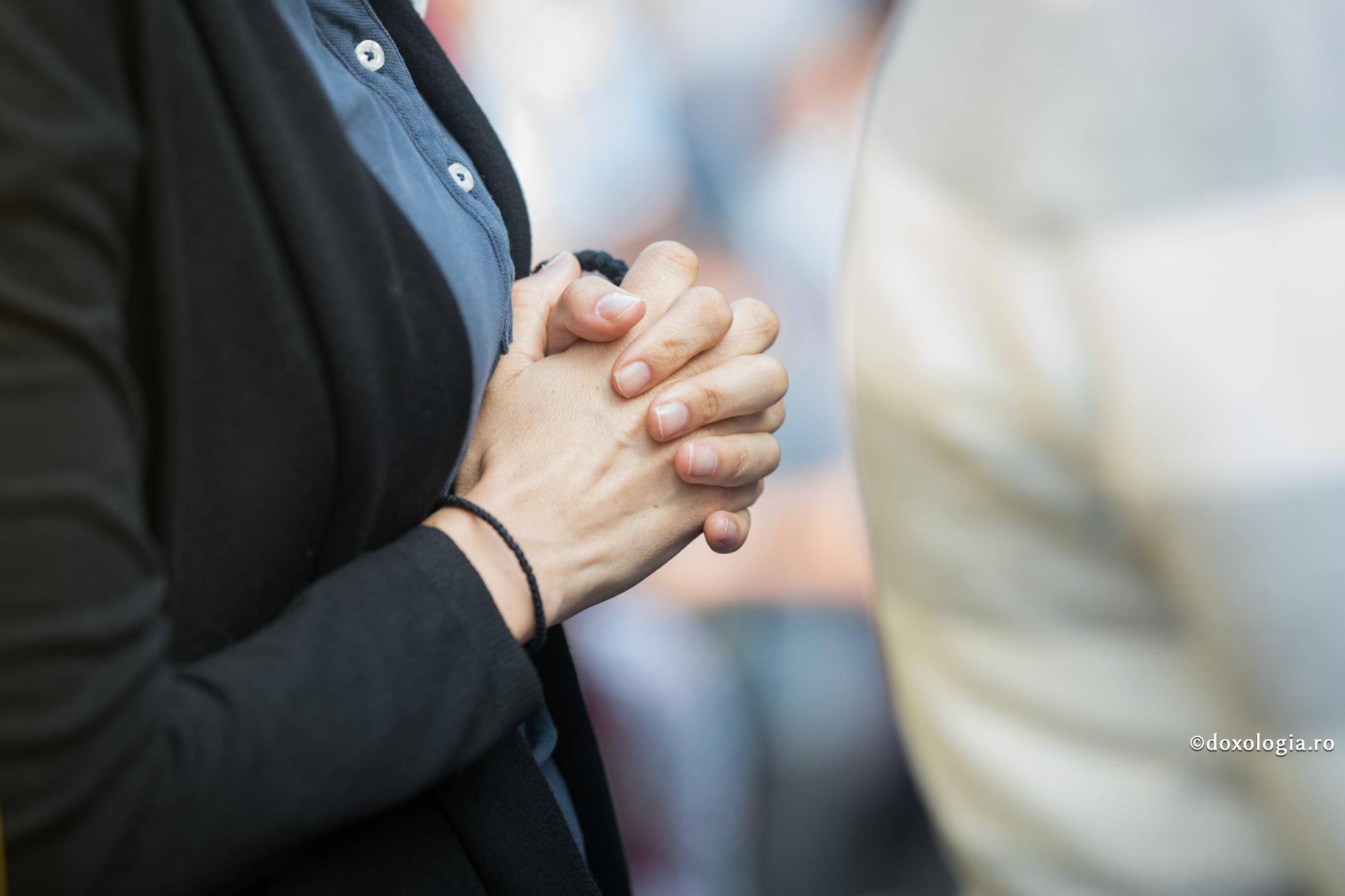 Viu este Dumnezeul nostru şi ajută celor care se roagă Lui!